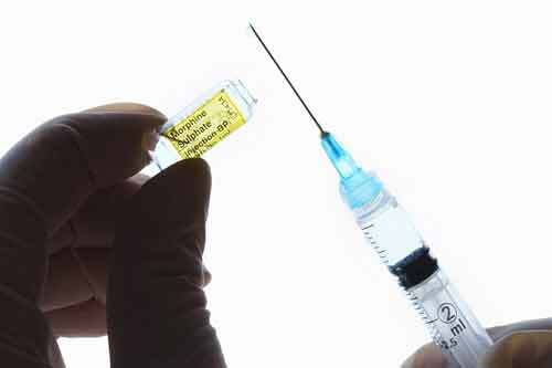 Y tá pha loãng morphine tiêm cho bệnh nhân để ăn cắp 